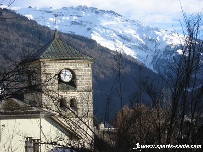 Vue depuis le jardin de la Jaysinia sur l'église de Samoëns